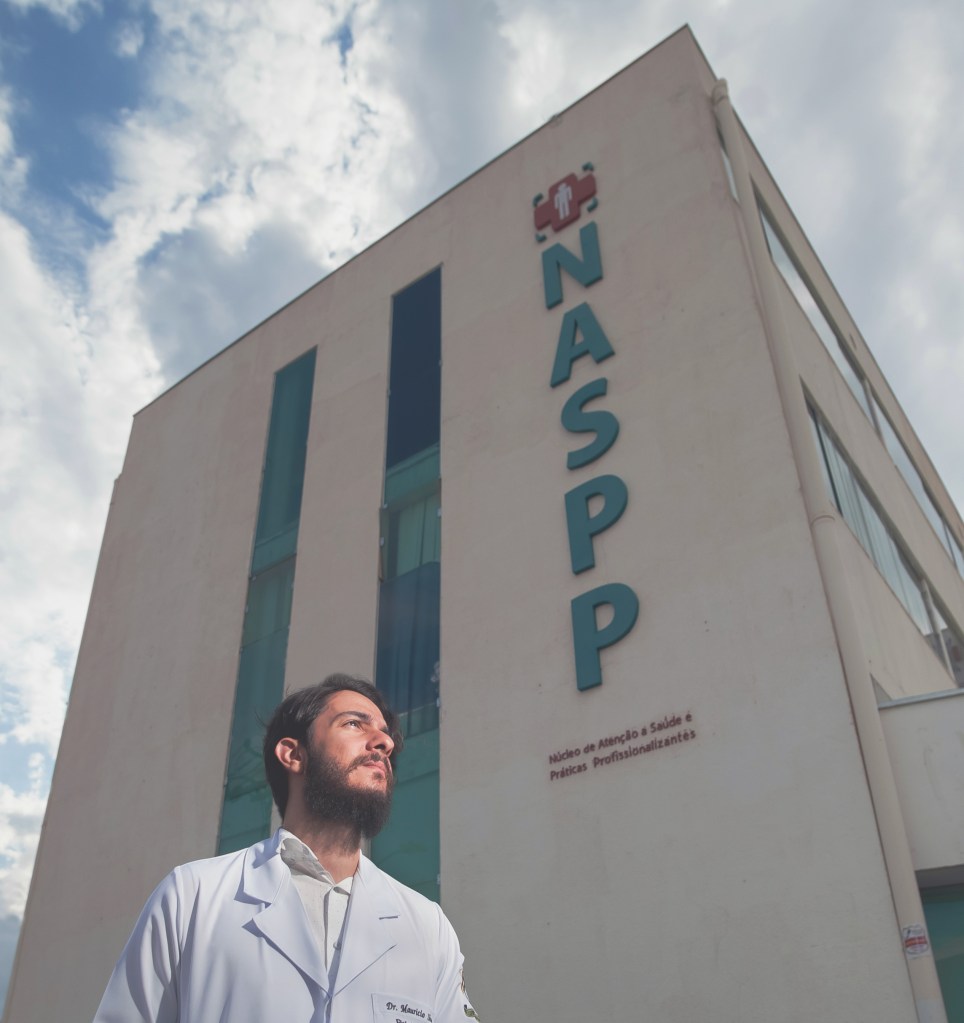 Fisioterapeuta, Maurício Costa na frente da clínica-escola NASPP